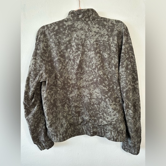 Lululemon Bombs Away Jacket
Black / Summer Shade Medium Olive Dark‎ Olive size 8 - Picture 3 of 10